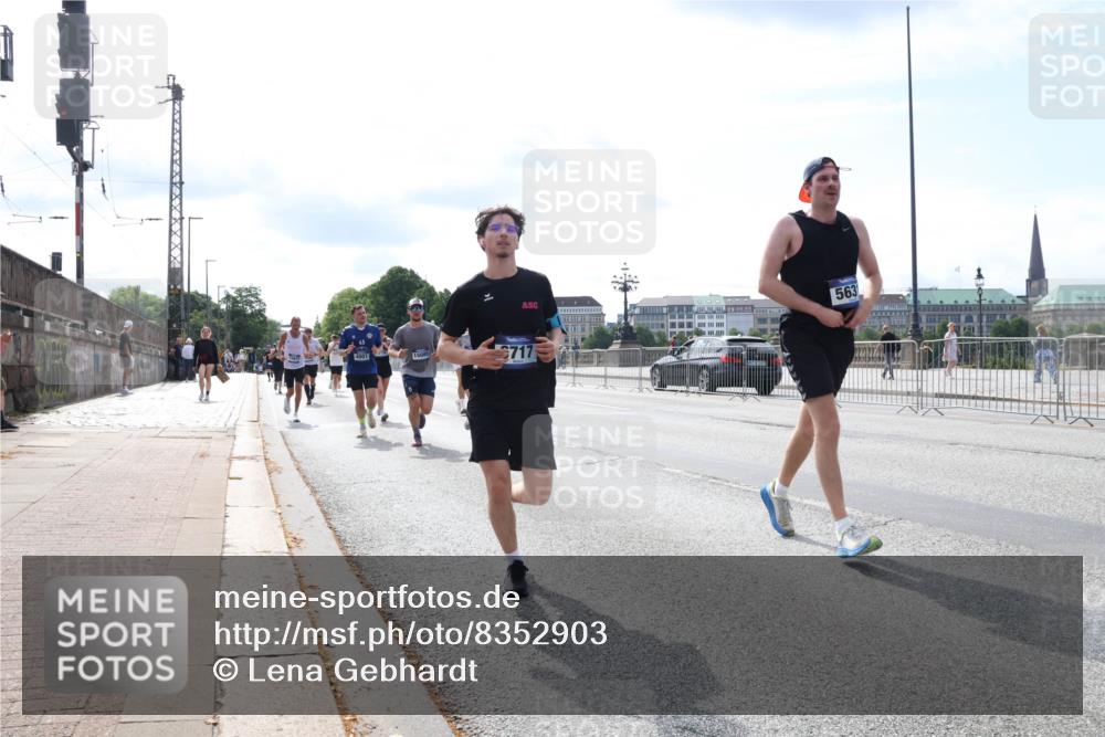 29.06.2025 - hella hamburg halbmarathon Lena Gebhardt http://msf.ph/oto/8352903 29.06.2025 10:13:49 Lombardsbrücke 563, 717, 1007, 1131, 1194, 1480, 1859, 1890, 2055, 2359, 2721, 2904, 2987, 3729, 4001, 4187, 4795, 4950, 4962, 5232, 5546, 5631, 5719, 6026, 6287, 6710, 6717, 6724, 7346, 7446, 7447, 7460, 7462, 7913, 8279, 8673, 9128, 9612, 9631, 9886, 10442, 10443, 10977, 11441, 11987, 12313, 12797, 12928, 12929, 13331, 13788, 13928, 15085, 15482, 15663, 15721, 15722, 15840, 16491, 17439, 17472, 17474, 17985, 18041, 18222, 18231, 18236, 18239 meine-sportfotos.de