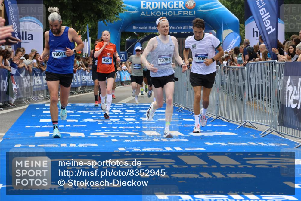 29.06.2025 - hella hamburg halbmarathon Strokosch-Dieckow http://msf.ph/oto/8352945 29.06.2025 10:31:10 Ziel 3201, 4812, 5826, 10017, 10298, 10929, 11857, 12232, 13754, 14450, 14548, 18177, 19042 meine-sportfotos.de