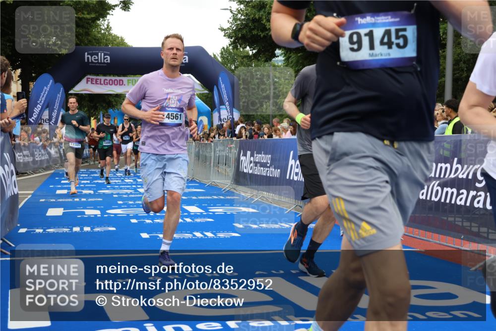29.06.2025 - hella hamburg halbmarathon Strokosch-Dieckow http://msf.ph/oto/8352952 29.06.2025 10:52:29 Ziel 2670, 3715, 3952, 6561, 6562, 7178, 7232, 8371, 8661, 9145, 9739, 9876, 11689, 11791, 12450, 13015, 13051, 13211, 13301, 14561, 15001, 15144, 15980, 17997, 18982 meine-sportfotos.de