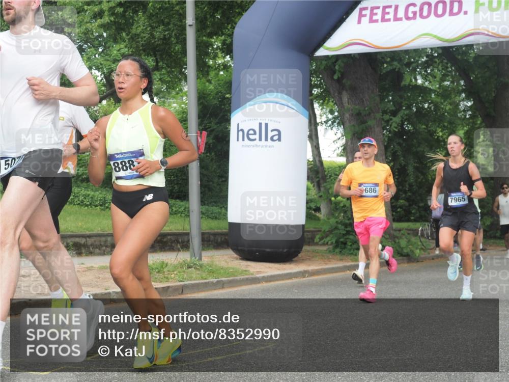 29.06.2025 - hella hamburg halbmarathon KatJ http://msf.ph/oto/8352990 29.06.2025 10:21:32 Zwischen KM18-KM19 1686, 5070, 7965 meine-sportfotos.de