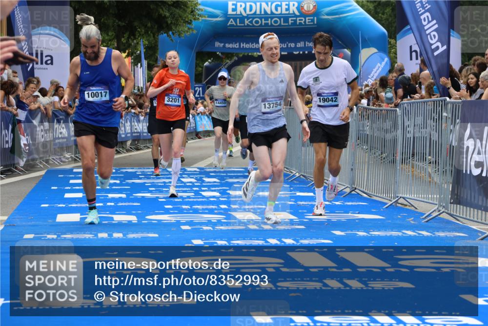 29.06.2025 - hella hamburg halbmarathon Strokosch-Dieckow http://msf.ph/oto/8352993 29.06.2025 10:31:10 Ziel 3201, 4812, 5826, 10017, 10298, 10929, 11857, 12232, 13754, 14450, 14548, 18177, 19042 meine-sportfotos.de