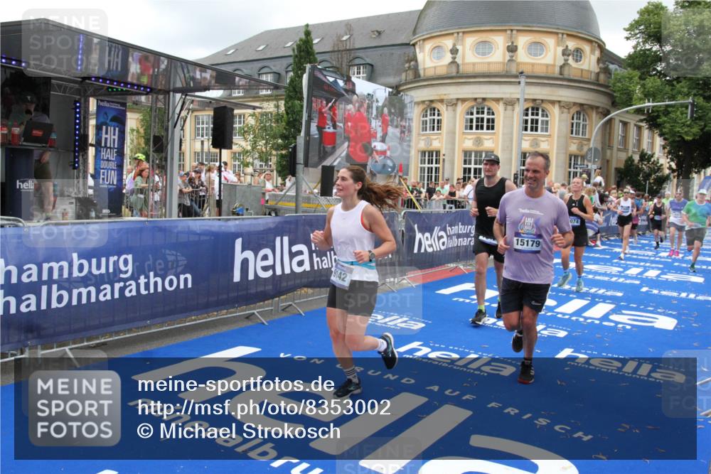 29.06.2025 - hella hamburg halbmarathon Michael Strokosch http://msf.ph/oto/8353002 29.06.2025 10:53:22 Ziel 1683, 1727, 2074, 2354, 4065, 7312, 8361, 8651, 9142, 11844, 12490, 12875, 15179, 15681, 15838, 18134, 18901 meine-sportfotos.de