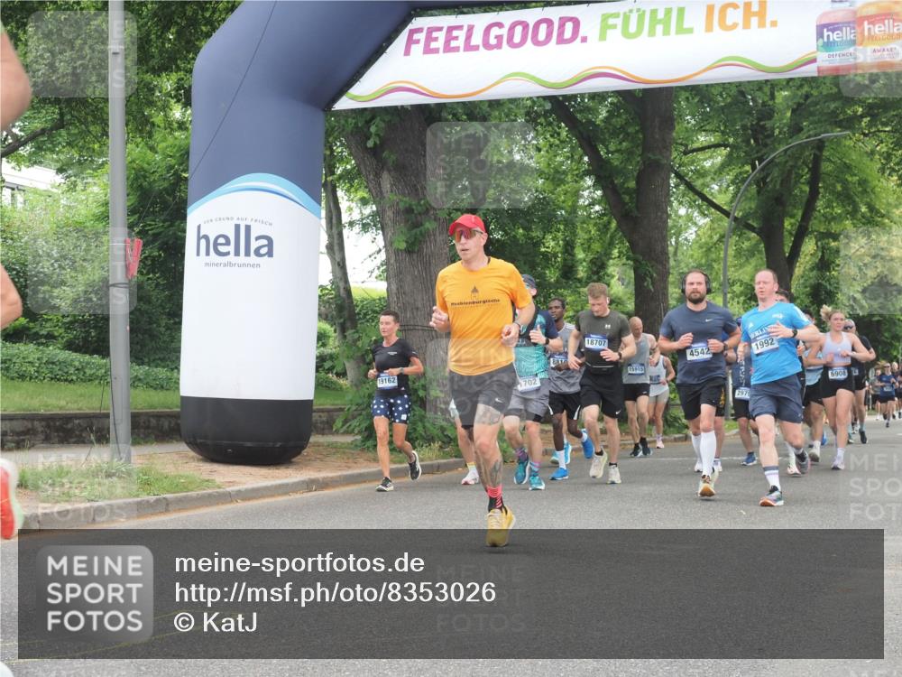 29.06.2025 - hella hamburg halbmarathon KatJ http://msf.ph/oto/8353026 29.06.2025 10:51:22 Zwischen KM18-KM19 1194, 1702, 4542, 8561 meine-sportfotos.de