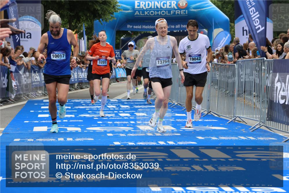 29.06.2025 - hella hamburg halbmarathon Strokosch-Dieckow http://msf.ph/oto/8353039 29.06.2025 10:31:10 Ziel 3201, 4812, 5826, 10017, 10298, 10929, 11857, 12232, 13754, 14450, 14548, 18177, 19042 meine-sportfotos.de