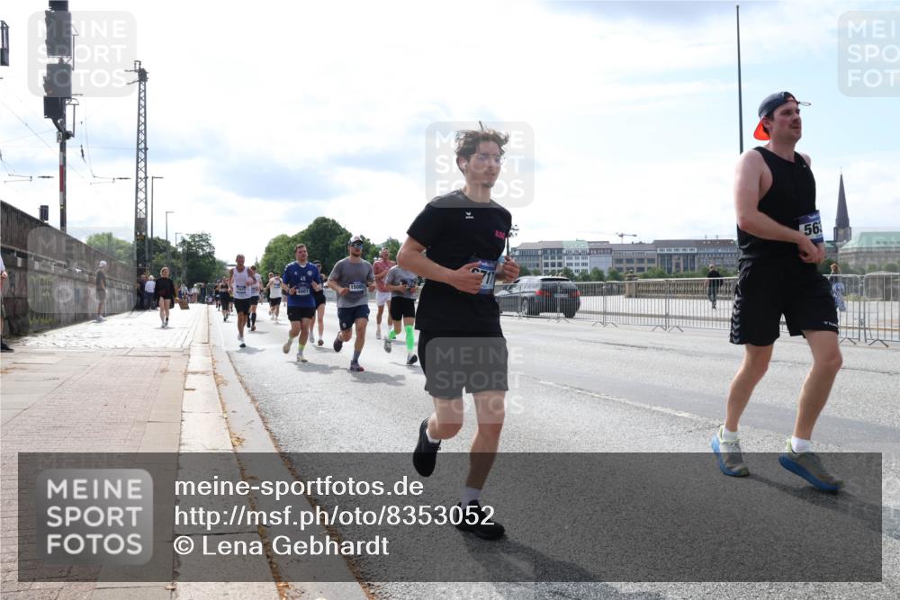 29.06.2025 - hella hamburg halbmarathon Lena Gebhardt http://msf.ph/oto/8353052 29.06.2025 10:13:50 Lombardsbrücke 56, 1007, 1131, 1194, 1480, 1859, 1890, 2055, 2359, 2721, 2904, 2987, 3729, 4001, 4187, 4795, 4950, 4962, 5232, 5546, 5631, 5719, 6026, 6287, 6710, 6717, 6724, 7346, 7446, 7447, 7460, 7462, 7913, 8279, 8673, 9128, 9612, 9631, 9886, 10442, 10443, 10977, 11441, 11987, 12313, 12797, 12928, 12929, 13331, 13788, 13928, 15085, 15482, 15663, 15721, 15722, 15840, 16491, 17439, 17472, 17474, 17985, 18041, 18222, 18231, 18236, 18239 meine-sportfotos.de