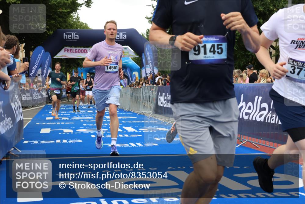 29.06.2025 - hella hamburg halbmarathon Strokosch-Dieckow http://msf.ph/oto/8353054 29.06.2025 10:52:29 Ziel 2670, 3715, 3952, 6561, 6562, 7178, 7232, 8371, 8661, 9145, 9739, 9876, 11689, 11791, 12450, 13015, 13051, 13211, 13301, 14561, 15001, 15144, 15980, 17997, 18982 meine-sportfotos.de