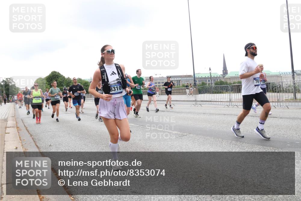 29.06.2025 - hella hamburg halbmarathon Lena Gebhardt http://msf.ph/oto/8353074 29.06.2025 10:48:00 Lombardsbrücke 8310, 791, 124, 1045, 1157, 1174, 1175, 1246, 1392, 1618, 1639, 1645, 1701, 1926, 2037, 2163, 2197, 2418, 2491, 2545, 2650, 2704, 2756, 2790, 2882, 2958, 3049, 3320, 3468, 3504, 3679, 3933, 4037, 4327, 4423, 4588, 4856, 5585, 5621, 5622, 5886, 5952, 7240, 7393, 7394, 7427, 7532, 7916, 7970, 8077, 8310, 8521, 8550, 8774, 9356, 9687, 9696, 9697, 9921, 10145, 10658, 10777, 10794, 10991, 11351, 11548, 11730, 11742, 11781, 11802, 11909, 12431 meine-sportfotos.de