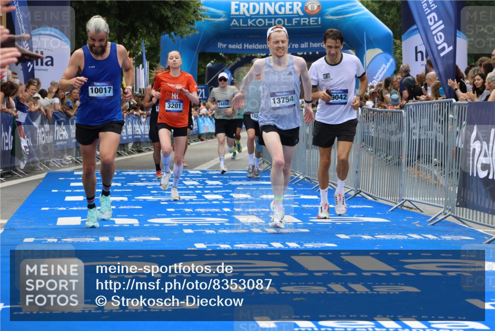 29.06.2025 - hella hamburg halbmarathon Strokosch-Dieckow http://msf.ph/oto/8353087 29.06.2025 10:31:10 Ziel 3201, 4812, 5826, 10017, 10298, 10929, 11857, 12232, 13754, 14450, 14548, 18177, 19042 meine-sportfotos.de