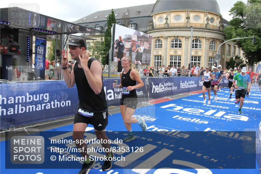 29.06.2025 - hella hamburg halbmarathon Michael Strokosch http://msf.ph/oto/8353126 29.06.2025 10:53:23 Ziel 1683, 1727, 2074, 2354, 4065, 6942, 7312, 8651, 9142, 11844, 12490, 12875, 15179, 15681, 15838, 18134, 18901 meine-sportfotos.de