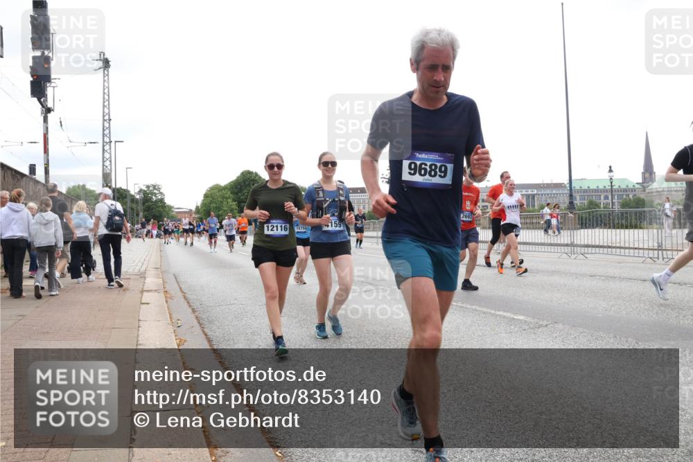 29.06.2025 - hella hamburg halbmarathon Lena Gebhardt http://msf.ph/oto/8353140 29.06.2025 10:38:48 Lombardsbrücke 12116, 15755, 159, 9689, 2693, 56, 1232, 1390, 1451, 1721, 1791, 2113, 2151, 2524, 2534, 2576, 2660, 2693, 3010, 3094, 3095, 3216, 3286, 3307, 3323, 3635, 3636, 3726, 3745, 3777, 3841, 3927, 4028, 4139, 4155, 4159, 4257, 4259, 4260, 4316, 4320, 4410, 4883, 4964, 5085, 5089, 5155, 5617, 5684, 5735, 5913, 6062, 6112, 6695, 6696, 6875, 7117, 7148, 7263, 7371, 7561, 7692, 7849, 8367, 8783, 9708, 9974, 9977, 10072, 10554, 13060 meine-sportfotos.de