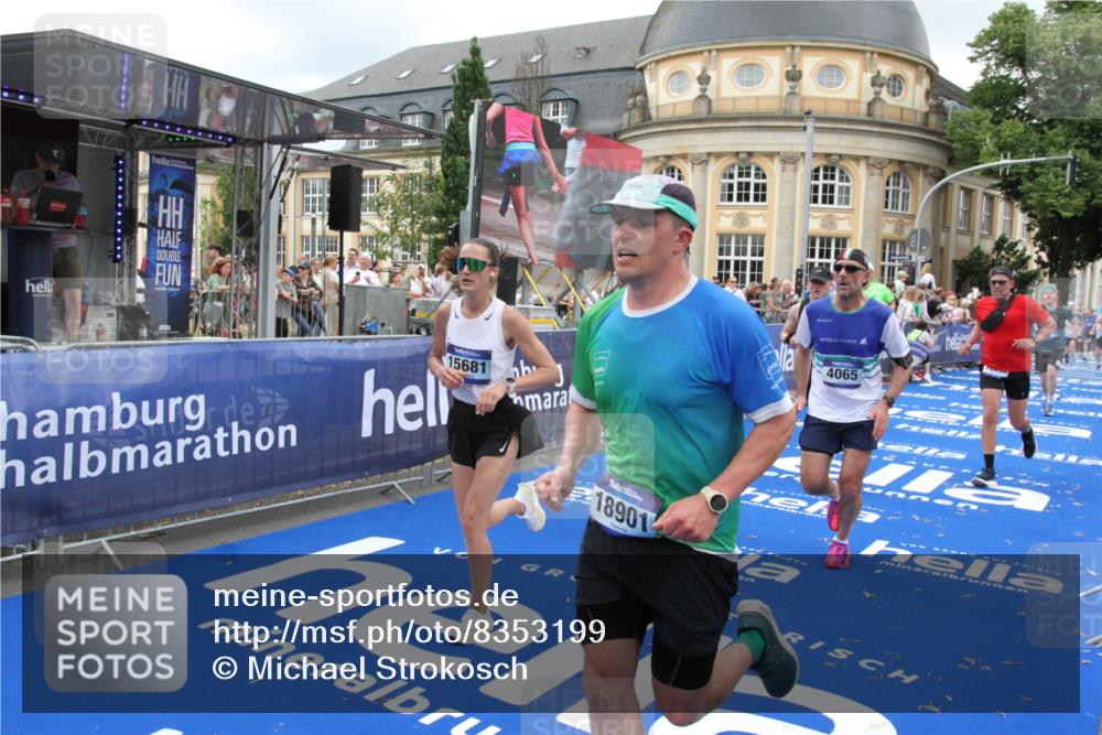 29.06.2025 - hella hamburg halbmarathon Michael Strokosch http://msf.ph/oto/8353199 29.06.2025 10:53:25 Ziel 1683, 1727, 2074, 2354, 4065, 6198, 6629, 6942, 7312, 8651, 11844, 12490, 13997, 15681, 15838, 18134, 18901 meine-sportfotos.de