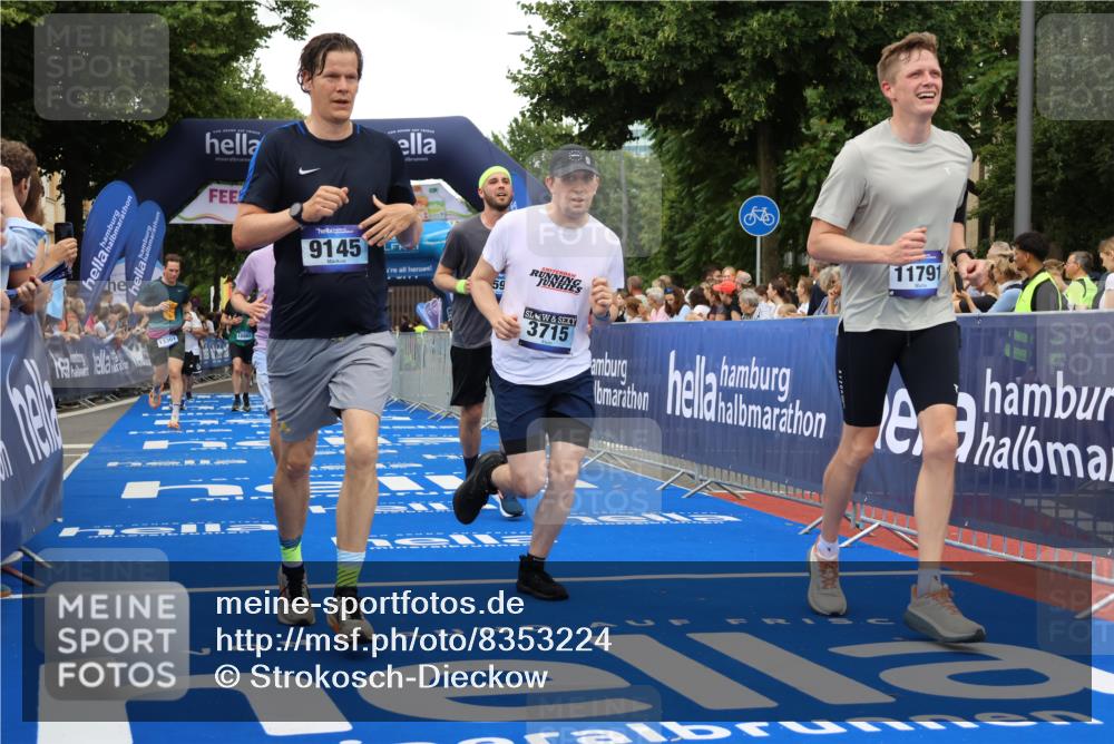 29.06.2025 - hella hamburg halbmarathon Strokosch-Dieckow http://msf.ph/oto/8353224 29.06.2025 10:52:28 Ziel 3715, 6561, 6562, 7178, 7232, 8371, 8661, 9145, 9739, 9876, 11791, 13015, 13211, 13301, 14561, 15001, 15144, 15980, 17997, 18982 meine-sportfotos.de