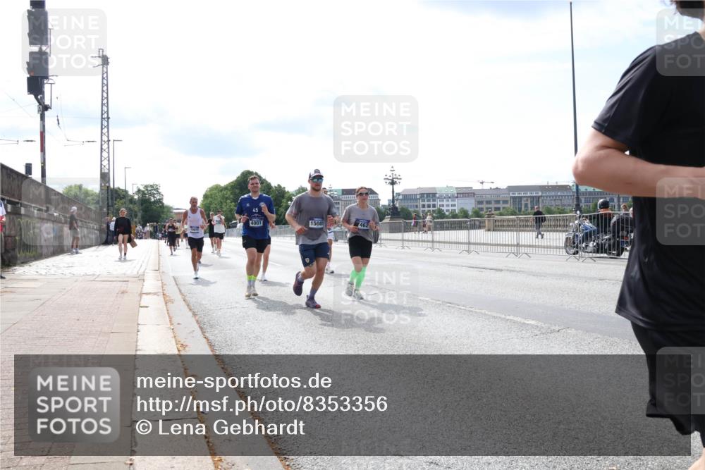 29.06.2025 - hella hamburg halbmarathon Lena Gebhardt http://msf.ph/oto/8353356 29.06.2025 10:13:51 Lombardsbrücke 4001, 15085, 462, 1131, 1194, 1480, 1890, 2055, 2359, 2721, 2904, 2987, 3729, 4001, 4187, 4795, 4950, 4962, 5232, 5546, 5631, 5719, 6026, 6287, 6710, 6717, 6724, 7346, 7446, 7447, 7460, 7462, 7913, 8057, 8279, 8673, 9128, 9612, 9631, 9886, 10442, 10443, 10977, 11441, 11987, 12313, 12797, 12928, 12929, 13331, 13788, 13928, 15085, 15482, 15663, 15721, 15722, 15840, 16491, 17439, 17472, 17985, 18041, 18222, 18231, 18236, 18239 meine-sportfotos.de