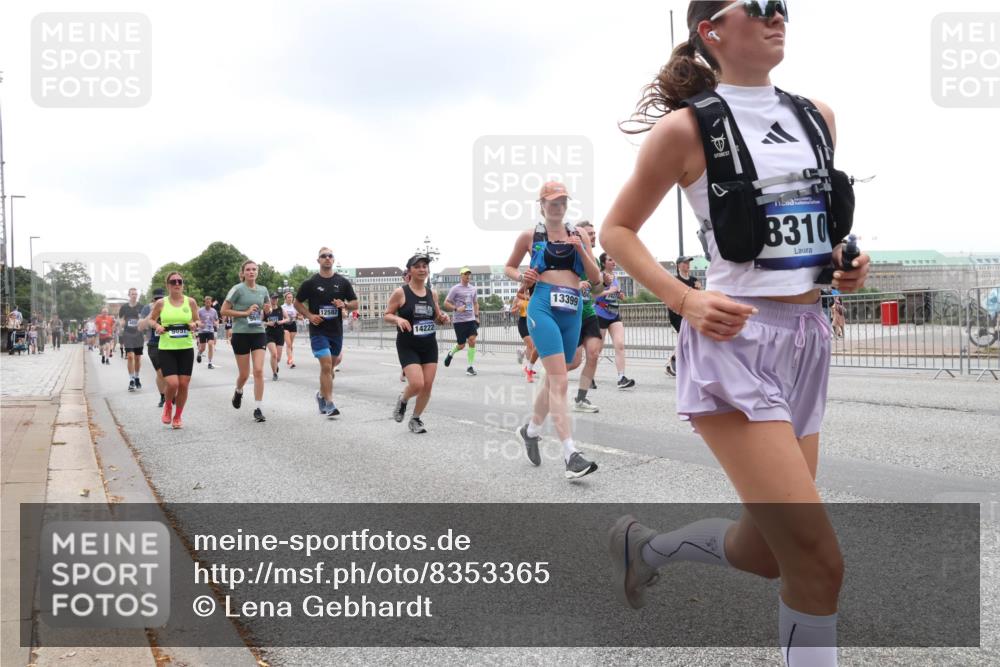 29.06.2025 - hella hamburg halbmarathon Lena Gebhardt http://msf.ph/oto/8353365 29.06.2025 10:48:01 Lombardsbrücke 9091, 14222, 13399, 8310, 1045, 1157, 1174, 1175, 1246, 1392, 1618, 1639, 1645, 1701, 1926, 2037, 2163, 2197, 2418, 2491, 2545, 2650, 2704, 2756, 2790, 2882, 2958, 3049, 3320, 3468, 3504, 3679, 3933, 4327, 4423, 4588, 4856, 5585, 5621, 5622, 5886, 5952, 7240, 7393, 7394, 7427, 7532, 7916, 7970, 8077, 8310, 8521, 8550, 8774, 9356, 9687, 9696, 9697, 9775, 9921, 10145, 10658, 10777, 10794, 10991, 11351, 11548, 11730, 11742, 11781, 11802, 11909, 12431 meine-sportfotos.de