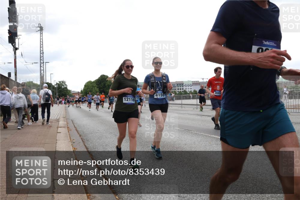 29.06.2025 - hella hamburg halbmarathon Lena Gebhardt http://msf.ph/oto/8353439 29.06.2025 10:38:48 Lombardsbrücke 4159, 12116, 2693, 56, 1232, 1390, 1451, 1721, 1791, 2113, 2151, 2524, 2534, 2576, 2660, 2693, 3010, 3094, 3095, 3216, 3286, 3307, 3323, 3635, 3636, 3726, 3745, 3777, 3841, 3927, 4028, 4139, 4155, 4159, 4257, 4259, 4260, 4316, 4320, 4410, 4883, 4964, 5085, 5089, 5155, 5617, 5684, 5735, 5913, 6062, 6112, 6695, 6696, 6875, 7117, 7148, 7263, 7371, 7561, 7692, 7849, 8367, 8783, 9708, 9974, 9977, 10072, 10554, 13060 meine-sportfotos.de