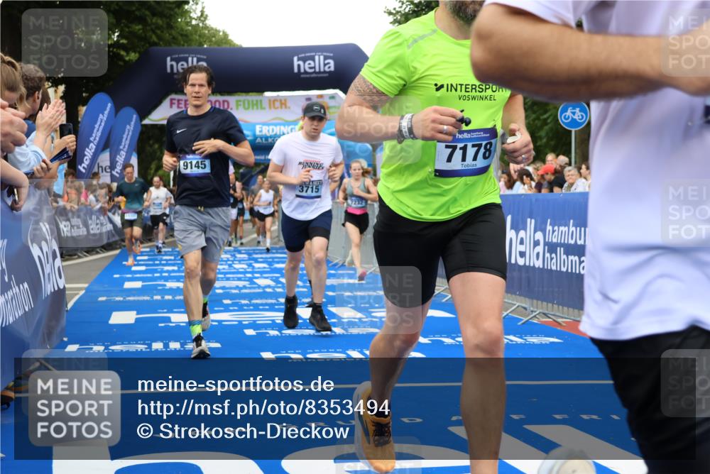 29.06.2025 - hella hamburg halbmarathon Strokosch-Dieckow http://msf.ph/oto/8353494 29.06.2025 10:52:27 Ziel 3715, 4140, 6561, 6562, 7178, 7232, 8371, 8661, 9145, 9739, 9876, 11791, 13015, 13211, 13301, 14561, 15001, 15144, 15980, 17997, 18982 meine-sportfotos.de