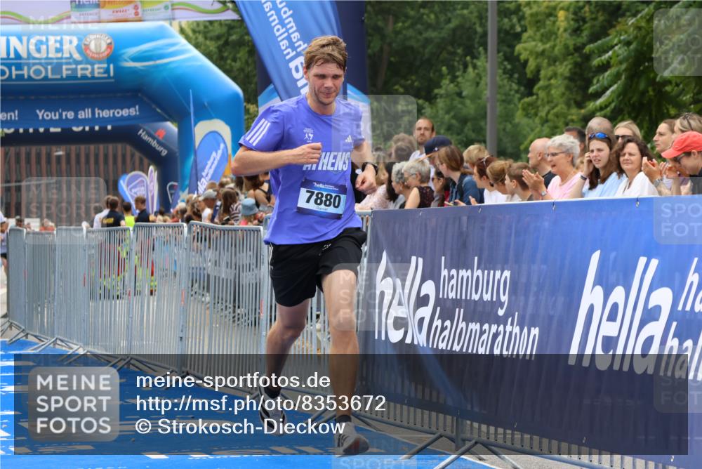 29.06.2025 - hella hamburg halbmarathon Strokosch-Dieckow http://msf.ph/oto/8353672 29.06.2025 10:30:52 Ziel 3379, 7055, 7880, 9381, 9508, 16508, 18871 meine-sportfotos.de