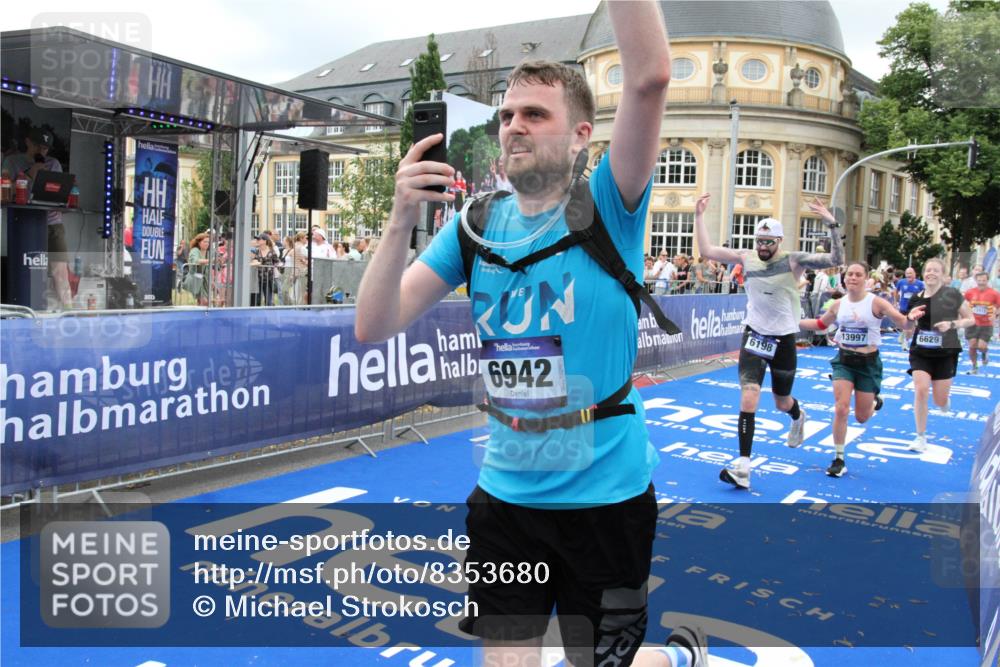 29.06.2025 - hella hamburg halbmarathon Michael Strokosch http://msf.ph/oto/8353680 29.06.2025 10:53:30 Ziel 1061, 1499, 1727, 2070, 5866, 6198, 6629, 6942, 8651, 11068, 12909, 13912, 13997, 15838, 17710, 18134 meine-sportfotos.de