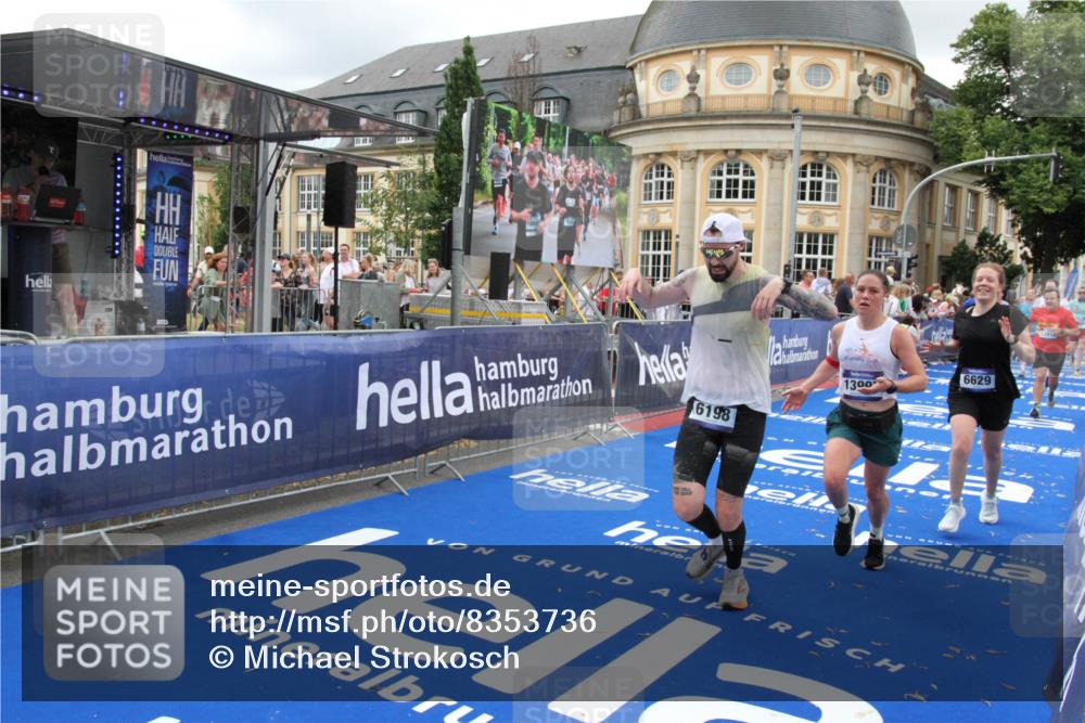 29.06.2025 - hella hamburg halbmarathon Michael Strokosch http://msf.ph/oto/8353736 29.06.2025 10:53:31 Ziel 1061, 1499, 1727, 2070, 5866, 6198, 6629, 6942, 8651, 11068, 12909, 13912, 13997, 15497, 17710, 18450 meine-sportfotos.de