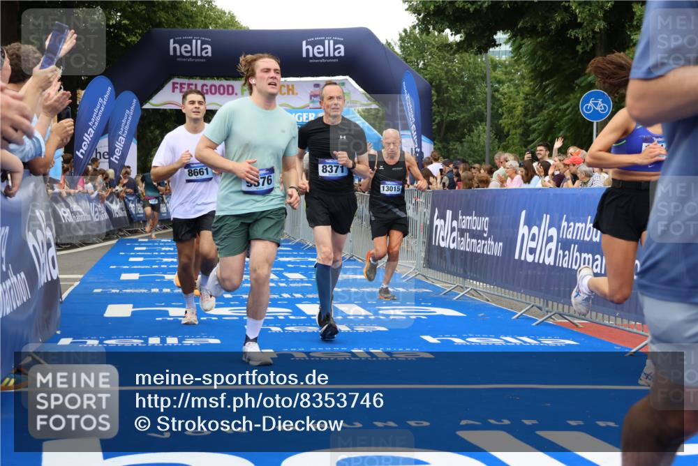 29.06.2025 - hella hamburg halbmarathon Strokosch-Dieckow http://msf.ph/oto/8353746 29.06.2025 10:52:24 Ziel 3715, 4140, 4587, 6164, 7178, 7232, 7896, 8371, 8661, 9145, 9876, 11791, 13015, 13211, 13707, 14561, 15144, 15446, 15980, 17773, 17997 meine-sportfotos.de