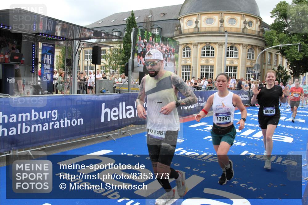 29.06.2025 - hella hamburg halbmarathon Michael Strokosch http://msf.ph/oto/8353773 29.06.2025 10:53:31 Ziel 1061, 1499, 1727, 2070, 5866, 6198, 6629, 6942, 8651, 11068, 12909, 13912, 13997, 15497, 17710, 18450 meine-sportfotos.de