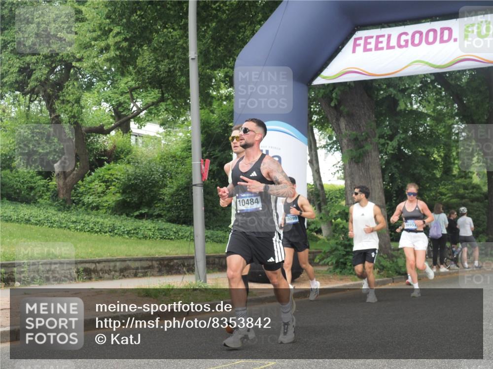 29.06.2025 - hella hamburg halbmarathon KatJ http://msf.ph/oto/8353842 29.06.2025 10:21:35 Zwischen KM18-KM19 1686, 5070, 7965 meine-sportfotos.de