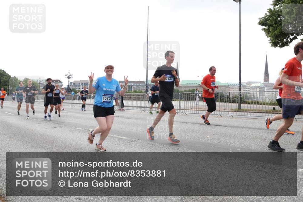 29.06.2025 - hella hamburg halbmarathon Lena Gebhardt http://msf.ph/oto/8353881 29.06.2025 10:38:50 Lombardsbrücke 12072, 16181, 15755, 4883, 3927, 3726, 269, 56, 1232, 1390, 1451, 1721, 2151, 2524, 2534, 2576, 2660, 2693, 3094, 3095, 3216, 3286, 3307, 3323, 3726, 3745, 3777, 3841, 3927, 4028, 4139, 4155, 4159, 4257, 4259, 4260, 4316, 4320, 4410, 4883, 4964, 5085, 5089, 5155, 5617, 5684, 5735, 5913, 6062, 6112, 6611, 6695, 6696, 6875, 7117, 7148, 7263, 7371, 7561, 7589, 7692, 7849, 8367, 8457, 8783, 9708, 9974, 9977, 10072, 10554, 13060 meine-sportfotos.de