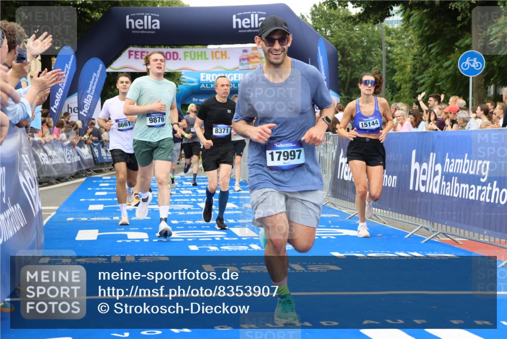 29.06.2025 - hella hamburg halbmarathon Strokosch-Dieckow http://msf.ph/oto/8353907 29.06.2025 10:52:24 Ziel 3715, 4140, 4587, 6164, 7178, 7232, 7896, 8371, 8661, 9145, 9876, 11791, 13015, 13211, 13707, 14561, 15144, 15446, 15980, 17773, 17997 meine-sportfotos.de