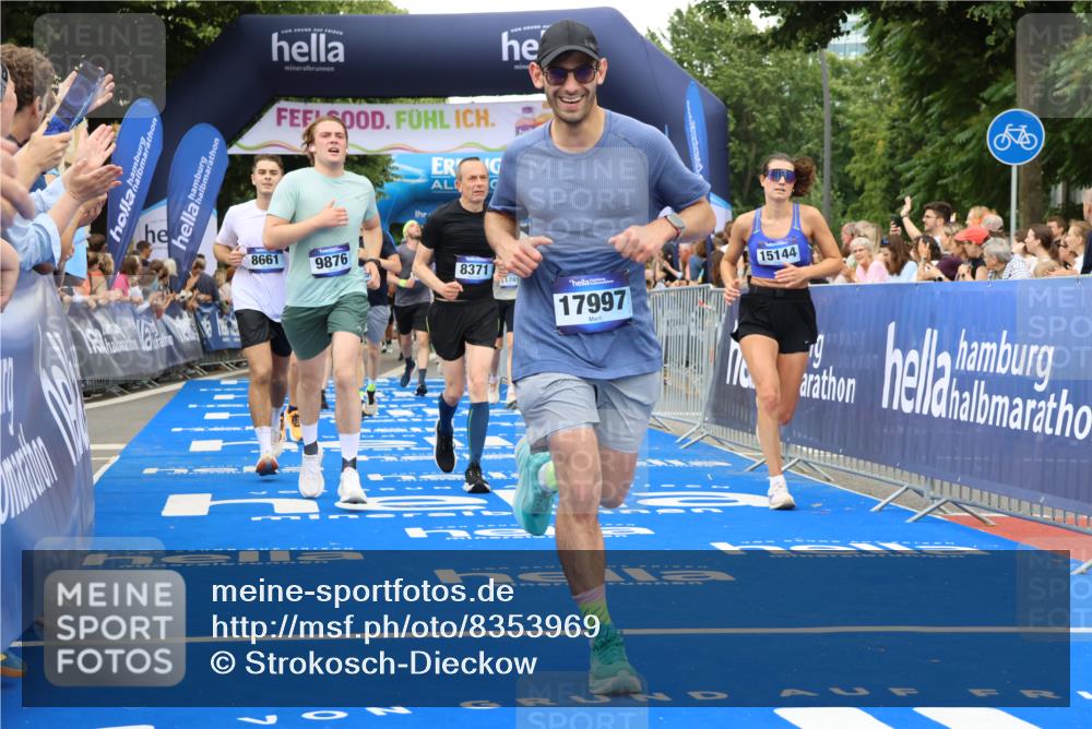 29.06.2025 - hella hamburg halbmarathon Strokosch-Dieckow http://msf.ph/oto/8353969 29.06.2025 10:52:23 Ziel 3715, 4140, 4419, 4587, 6164, 7178, 7232, 7896, 8371, 8661, 9145, 9876, 11791, 13015, 13211, 13707, 14561, 15144, 15446, 15980, 17773, 17997 meine-sportfotos.de