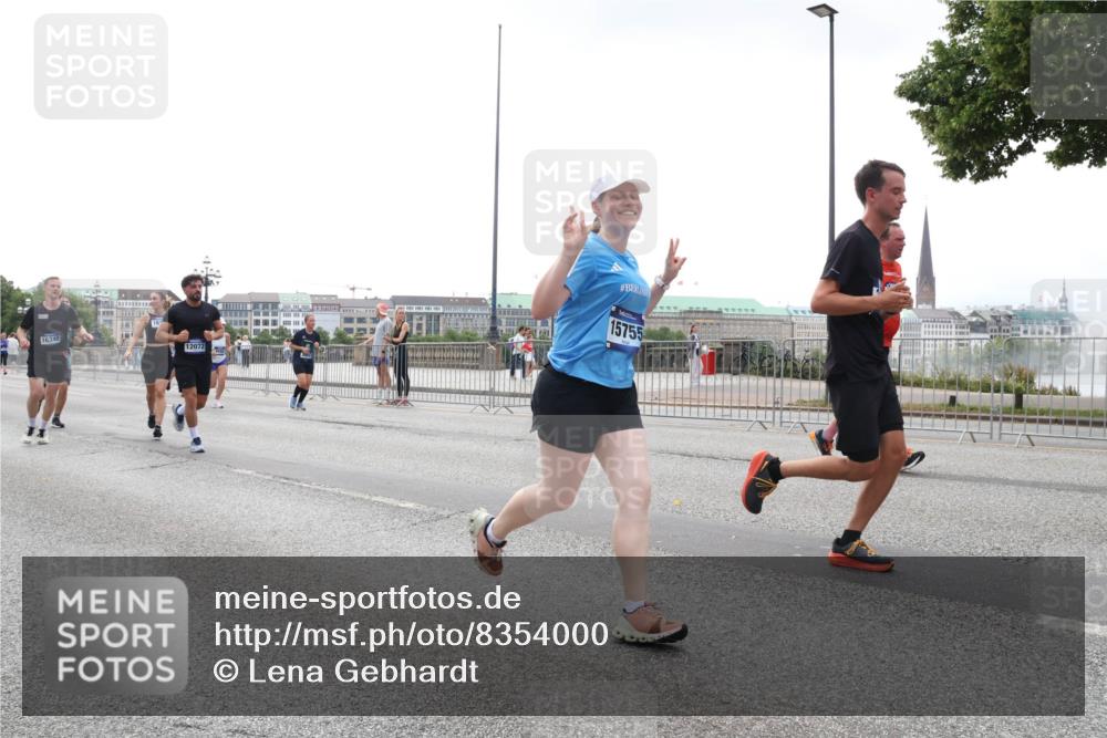 29.06.2025 - hella hamburg halbmarathon Lena Gebhardt http://msf.ph/oto/8354000 29.06.2025 10:38:50 Lombardsbrücke 16346, 12072, 15755, 56, 1232, 1390, 1451, 1721, 2151, 2524, 2534, 2576, 2660, 2693, 3094, 3095, 3216, 3286, 3307, 3323, 3726, 3745, 3777, 3841, 3927, 4028, 4139, 4155, 4159, 4257, 4259, 4260, 4316, 4320, 4410, 4883, 4964, 5085, 5089, 5155, 5617, 5684, 5735, 5913, 6062, 6112, 6611, 6695, 6696, 6875, 7117, 7148, 7263, 7371, 7561, 7589, 7692, 7849, 8367, 8457, 8783, 9708, 9974, 9977, 10072, 10554, 13060 meine-sportfotos.de