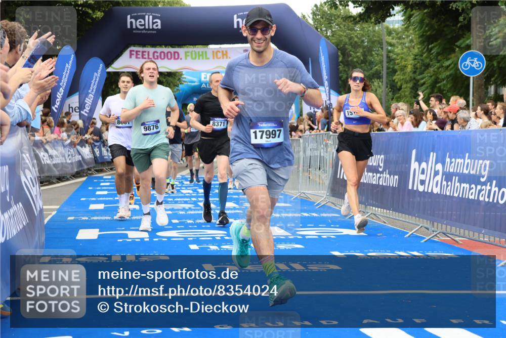 29.06.2025 - hella hamburg halbmarathon Strokosch-Dieckow http://msf.ph/oto/8354024 29.06.2025 10:52:23 Ziel 3715, 4140, 4419, 4587, 6164, 7178, 7232, 7896, 8371, 8661, 9145, 9876, 11791, 13015, 13211, 13707, 14561, 15144, 15446, 15980, 17773, 17997 meine-sportfotos.de
