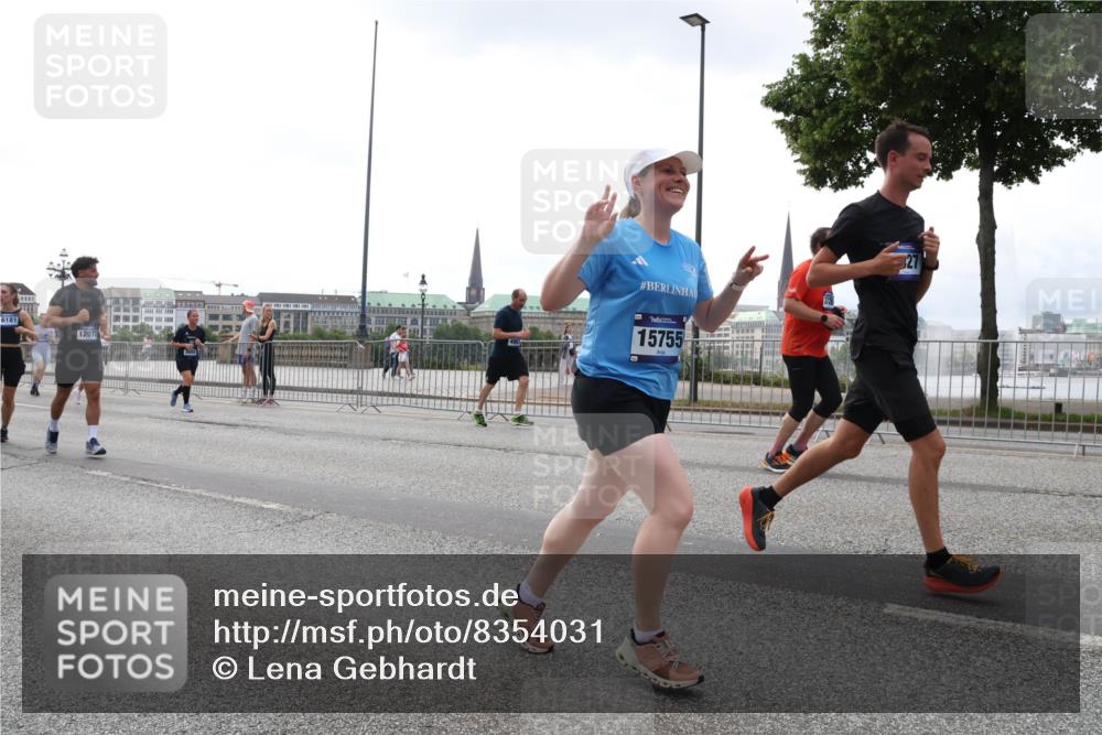 29.06.2025 - hella hamburg halbmarathon Lena Gebhardt http://msf.ph/oto/8354031 29.06.2025 10:38:51 Lombardsbrücke 6181, 12072, 15755, 56, 1232, 1390, 1451, 1721, 2151, 2524, 2534, 2576, 2660, 2693, 3094, 3095, 3216, 3307, 3323, 3726, 3745, 3777, 3841, 3927, 4028, 4139, 4155, 4159, 4257, 4259, 4260, 4316, 4320, 4410, 4883, 4964, 5085, 5089, 5155, 5617, 5684, 5735, 5913, 6062, 6112, 6611, 6695, 6696, 6875, 7117, 7148, 7263, 7371, 7561, 7589, 7692, 7849, 8367, 8457, 8783, 9708, 9974, 9977, 10072, 10554, 13060 meine-sportfotos.de