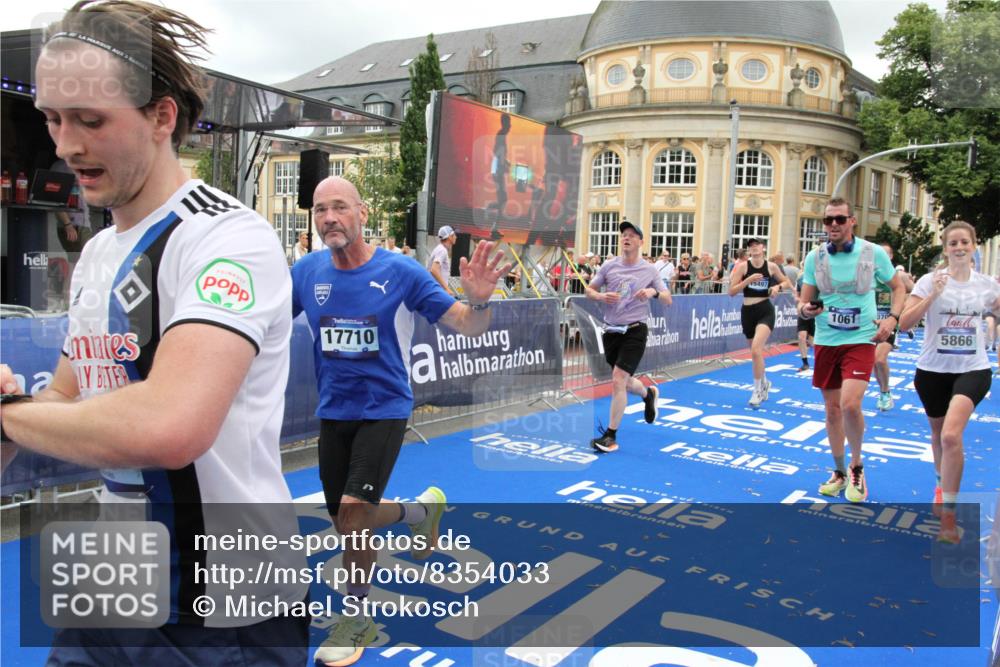 29.06.2025 - hella hamburg halbmarathon Michael Strokosch http://msf.ph/oto/8354033 29.06.2025 10:53:36 Ziel 1030, 1061, 1098, 1499, 1502, 1783, 2070, 3399, 5866, 6628, 6762, 10549, 11068, 12909, 13912, 15113, 15497, 15856, 17710, 18450, 18612, 18666 meine-sportfotos.de