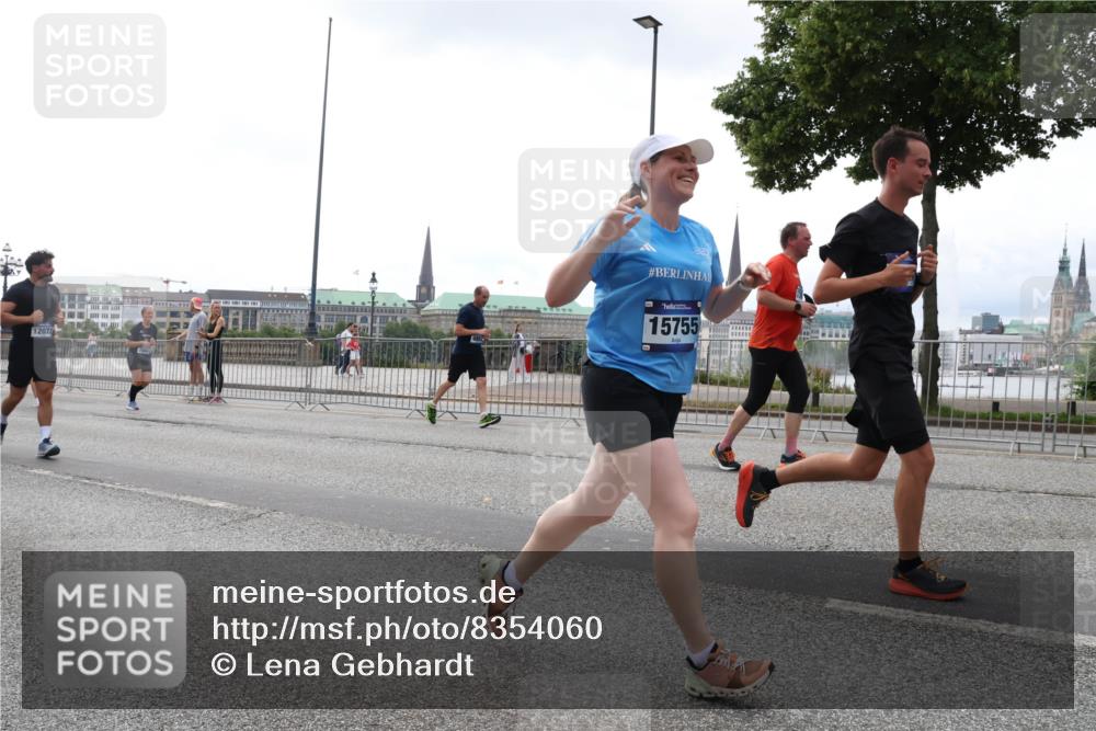 29.06.2025 - hella hamburg halbmarathon Lena Gebhardt http://msf.ph/oto/8354060 29.06.2025 10:38:51 Lombardsbrücke 12072, 15755, 56, 1232, 1390, 1451, 1721, 2151, 2524, 2534, 2576, 2660, 2693, 3094, 3095, 3216, 3307, 3323, 3726, 3745, 3777, 3841, 3927, 4028, 4139, 4155, 4159, 4257, 4259, 4260, 4316, 4320, 4410, 4883, 4964, 5085, 5089, 5155, 5617, 5684, 5735, 5913, 6062, 6112, 6611, 6695, 6696, 6875, 7117, 7148, 7263, 7371, 7561, 7589, 7692, 7849, 8367, 8457, 8783, 9708, 9974, 9977, 10072, 10554, 13060 meine-sportfotos.de