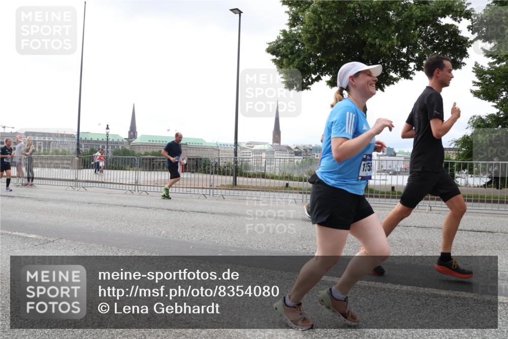 29.06.2025 - hella hamburg halbmarathon Lena Gebhardt http://msf.ph/oto/8354080 29.06.2025 10:38:51 Lombardsbrücke 195, 56, 1232, 1390, 1451, 1721, 2151, 2524, 2534, 2576, 2660, 2693, 3094, 3095, 3216, 3307, 3323, 3726, 3745, 3777, 3841, 3927, 4028, 4139, 4155, 4159, 4257, 4259, 4260, 4316, 4320, 4410, 4883, 4964, 5085, 5089, 5155, 5617, 5684, 5735, 5913, 6062, 6112, 6611, 6695, 6696, 6875, 7117, 7148, 7263, 7371, 7561, 7589, 7692, 7849, 8367, 8457, 8783, 9708, 9974, 9977, 10072, 10554, 13060 meine-sportfotos.de
