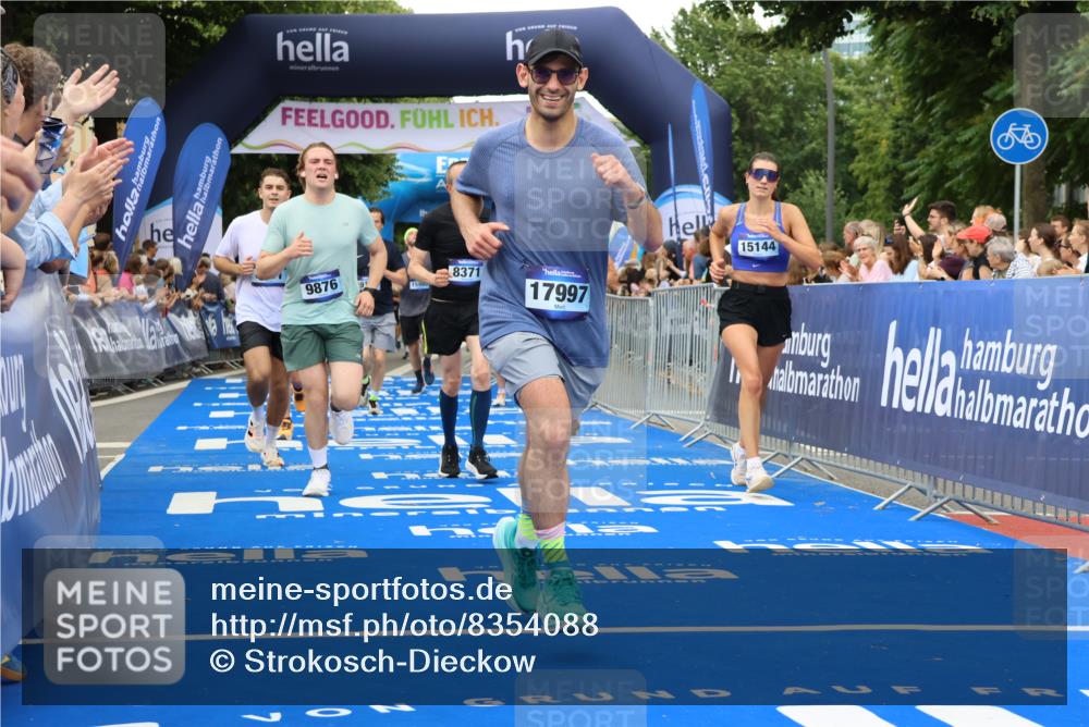 29.06.2025 - hella hamburg halbmarathon Strokosch-Dieckow http://msf.ph/oto/8354088 29.06.2025 10:52:23 Ziel 3715, 4140, 4419, 4587, 6164, 7178, 7232, 7896, 8371, 8661, 9145, 9876, 11791, 13015, 13211, 13707, 14561, 15144, 15446, 15980, 17773, 17997 meine-sportfotos.de