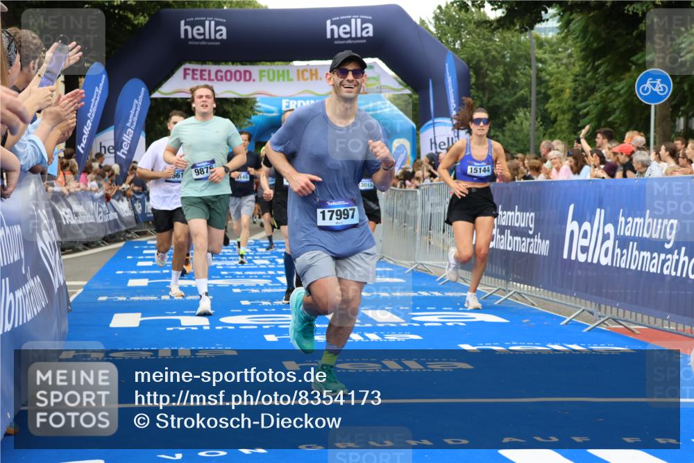29.06.2025 - hella hamburg halbmarathon Strokosch-Dieckow http://msf.ph/oto/8354173 29.06.2025 10:52:23 Ziel 3715, 4140, 4419, 4587, 6164, 7178, 7232, 7896, 8371, 8661, 9145, 9876, 11791, 13015, 13211, 13707, 14561, 15144, 15446, 15980, 17773, 17997 meine-sportfotos.de