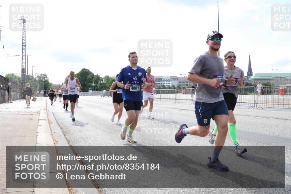 29.06.2025 - hella hamburg halbmarathon Lena Gebhardt http://msf.ph/oto/8354184 29.06.2025 10:13:52 Lombardsbrücke 10977, 5719, 45, 4001, 18, 1131, 1194, 1480, 1890, 2055, 2359, 2721, 2904, 2987, 4001, 4032, 4187, 4795, 4950, 4962, 5232, 5546, 5631, 5719, 6026, 6287, 6710, 6717, 6724, 7446, 7447, 7460, 7462, 7913, 8057, 8279, 8673, 9128, 9612, 9631, 9886, 10442, 10443, 10977, 11441, 11987, 12313, 12797, 12928, 12929, 12938, 13331, 13788, 13928, 15085, 15482, 15663, 15721, 15722, 15840, 16491, 17439, 17472, 17985, 18041, 18222, 18231, 18236, 18239 meine-sportfotos.de