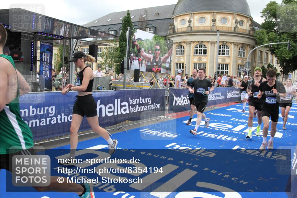 29.06.2025 - hella hamburg halbmarathon Michael Strokosch http://msf.ph/oto/8354194 29.06.2025 10:53:38 Ziel 1030, 1061, 1098, 1499, 1502, 1783, 2070, 2630, 3399, 3819, 5866, 6628, 6762, 10549, 12632, 13865, 15061, 15113, 15497, 15856, 17710, 18450, 18612, 18666, 18715 meine-sportfotos.de
