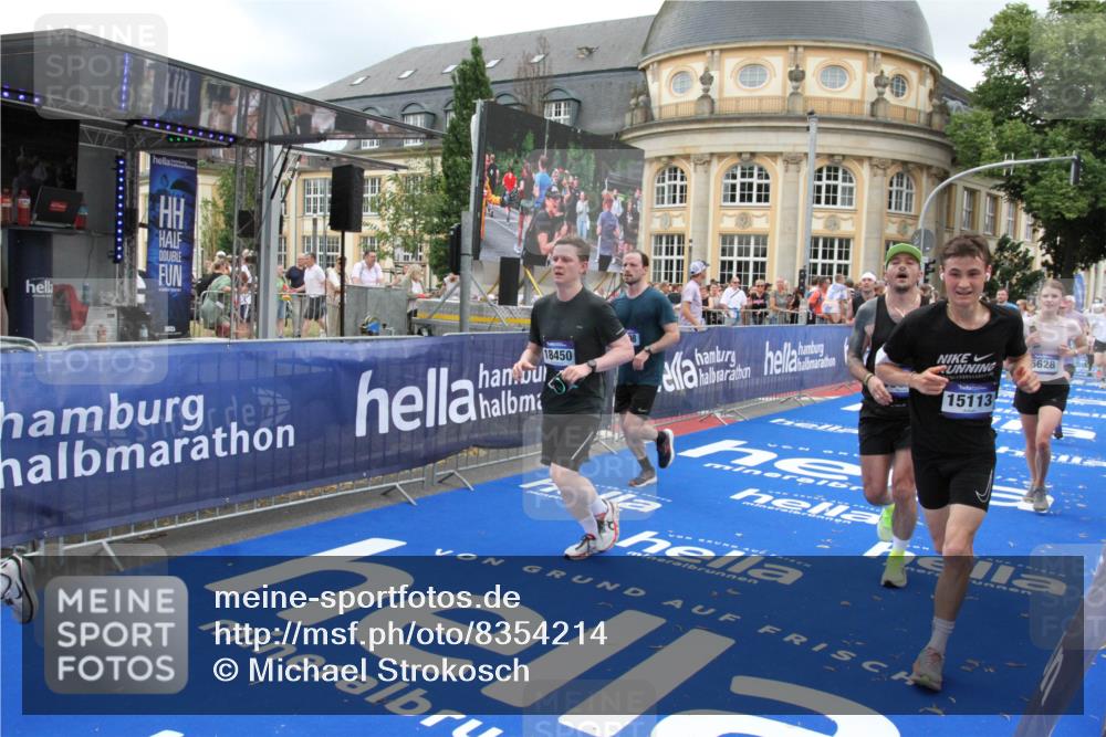 29.06.2025 - hella hamburg halbmarathon Michael Strokosch http://msf.ph/oto/8354214 29.06.2025 10:53:38 Ziel 1030, 1061, 1098, 1499, 1502, 1783, 2070, 2630, 3399, 3819, 5866, 6628, 6762, 10549, 12632, 13865, 15061, 15113, 15497, 15856, 17710, 18450, 18612, 18666, 18715 meine-sportfotos.de