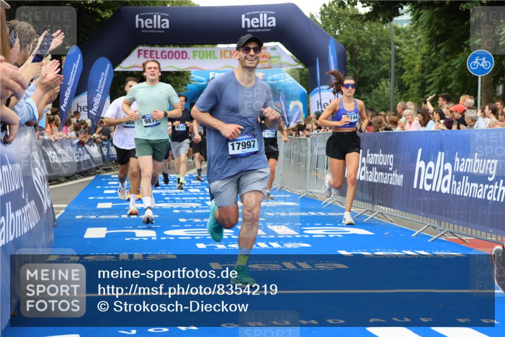 29.06.2025 - hella hamburg halbmarathon Strokosch-Dieckow http://msf.ph/oto/8354219 29.06.2025 10:52:23 Ziel 3715, 4140, 4419, 4587, 6164, 7178, 7232, 7896, 8371, 8661, 9145, 9876, 11791, 13015, 13211, 13707, 14561, 15144, 15446, 15980, 17773, 17997 meine-sportfotos.de