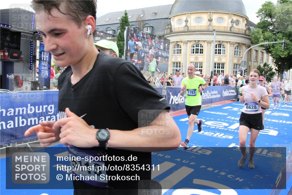 29.06.2025 - hella hamburg halbmarathon Michael Strokosch http://msf.ph/oto/8354311 29.06.2025 10:53:39 Ziel 1030, 1061, 1098, 1499, 1502, 1783, 2058, 2070, 2630, 3399, 3819, 6628, 6762, 10549, 11604, 12632, 13865, 15061, 15113, 15497, 15856, 16092, 18143, 18450, 18612, 18666, 18715 meine-sportfotos.de