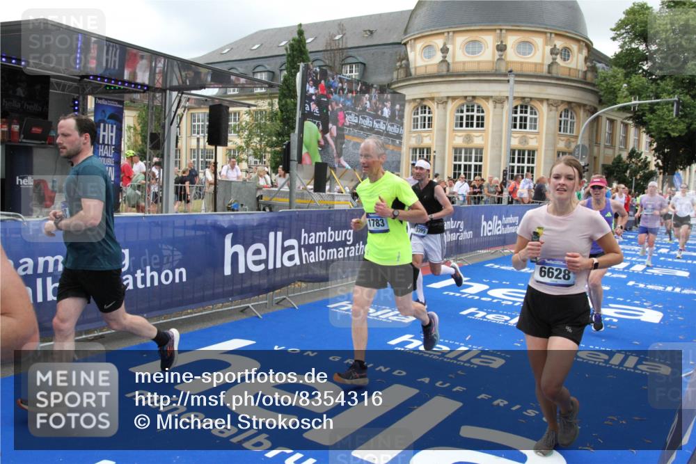 29.06.2025 - hella hamburg halbmarathon Michael Strokosch http://msf.ph/oto/8354316 29.06.2025 10:53:39 Ziel 1030, 1061, 1098, 1499, 1502, 1783, 2058, 2070, 2630, 3399, 3819, 6628, 6762, 10549, 11604, 12632, 13865, 15061, 15113, 15497, 15856, 16092, 18143, 18450, 18612, 18666, 18715 meine-sportfotos.de
