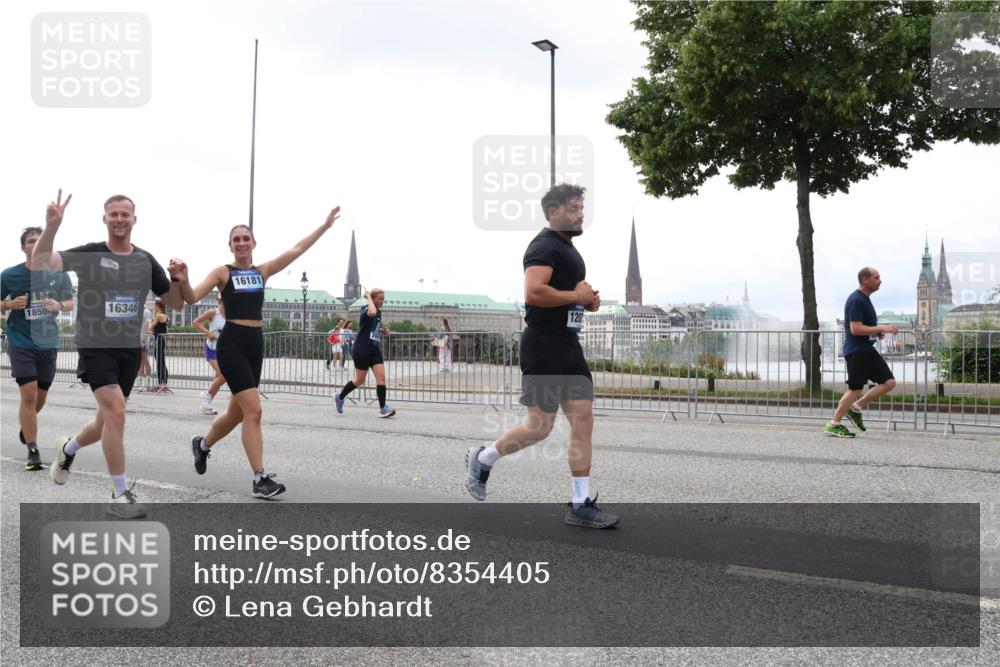 29.06.2025 - hella hamburg halbmarathon Lena Gebhardt http://msf.ph/oto/8354405 29.06.2025 10:38:53 Lombardsbrücke 025, 1850, 16346, 16181, 56, 1232, 1390, 1451, 1721, 2151, 2524, 2534, 2571, 2574, 2576, 2660, 2693, 2998, 3216, 3307, 3323, 3726, 3745, 3841, 3927, 4028, 4139, 4155, 4159, 4257, 4259, 4260, 4316, 4320, 4410, 4883, 4964, 5085, 5089, 5155, 5617, 5684, 5913, 6062, 6112, 6611, 6695, 6696, 6875, 7117, 7148, 7263, 7371, 7561, 7589, 7692, 7815, 7849, 8367, 8457, 8783, 9708, 9974, 9977, 10072, 10315, 10554, 13060 meine-sportfotos.de