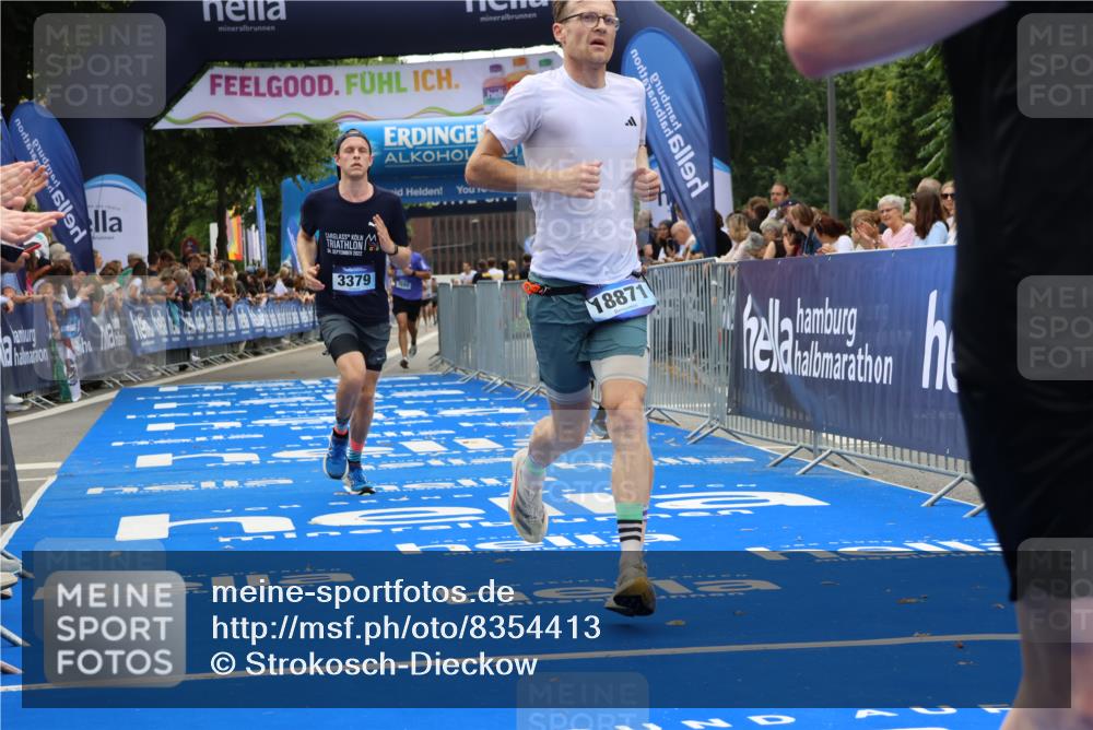 29.06.2025 - hella hamburg halbmarathon Strokosch-Dieckow http://msf.ph/oto/8354413 29.06.2025 10:30:47 Ziel 3379, 7055, 7481, 7880, 9381, 9508, 18871 meine-sportfotos.de