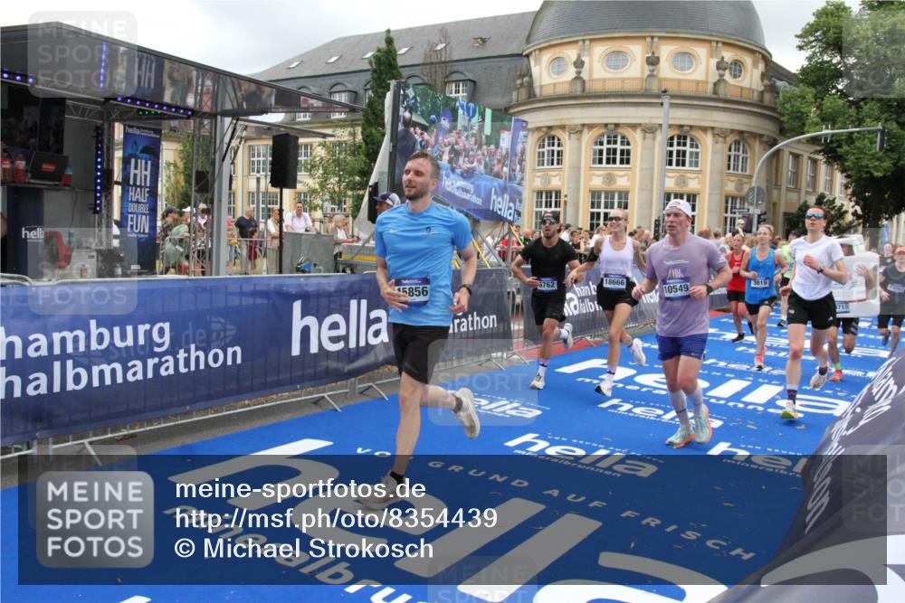 29.06.2025 - hella hamburg halbmarathon Michael Strokosch http://msf.ph/oto/8354439 29.06.2025 10:53:42 Ziel 1030, 1502, 1783, 2058, 2082, 2630, 3399, 3819, 5399, 6628, 6762, 10549, 10895, 11588, 11589, 11604, 12632, 13865, 14702, 15061, 15441, 15856, 16092, 17482, 18143, 18514, 18666, 18715 meine-sportfotos.de