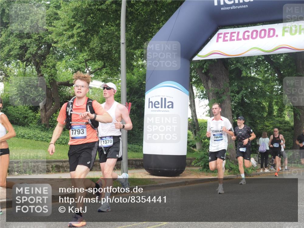 29.06.2025 - hella hamburg halbmarathon KatJ http://msf.ph/oto/8354441 29.06.2025 10:21:39 Zwischen KM18-KM19 51, 1686, 6358, 7793, 7965 meine-sportfotos.de