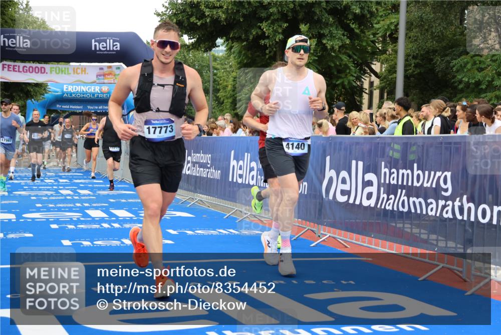 29.06.2025 - hella hamburg halbmarathon Strokosch-Dieckow http://msf.ph/oto/8354452 29.06.2025 10:52:20 Ziel 4140, 4419, 4587, 4837, 5087, 5482, 6164, 7178, 7896, 8371, 8661, 9074, 9876, 11791, 13015, 13211, 13707, 15144, 15446, 17773, 17997 meine-sportfotos.de