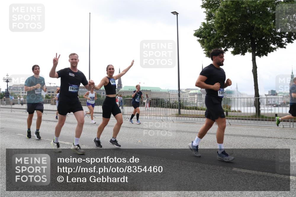 29.06.2025 - hella hamburg halbmarathon Lena Gebhardt http://msf.ph/oto/8354460 29.06.2025 10:38:53 Lombardsbrücke 1850, 16346, 16181, 120, 56, 1232, 1390, 1451, 1721, 2151, 2524, 2534, 2571, 2574, 2576, 2660, 2693, 2998, 3216, 3307, 3323, 3726, 3745, 3841, 3927, 4028, 4139, 4155, 4159, 4257, 4259, 4260, 4316, 4320, 4410, 4883, 4964, 5085, 5089, 5155, 5617, 5684, 5913, 6062, 6112, 6611, 6695, 6696, 6875, 7117, 7148, 7263, 7371, 7561, 7589, 7692, 7815, 7849, 8367, 8457, 8783, 9708, 9974, 9977, 10072, 10315, 10554, 13060 meine-sportfotos.de