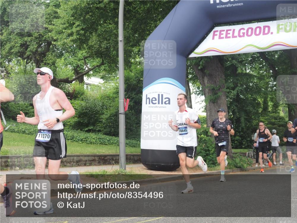 29.06.2025 - hella hamburg halbmarathon KatJ http://msf.ph/oto/8354496 29.06.2025 10:21:39 Zwischen KM18-KM19 51, 1686, 6358, 7793, 7965 meine-sportfotos.de